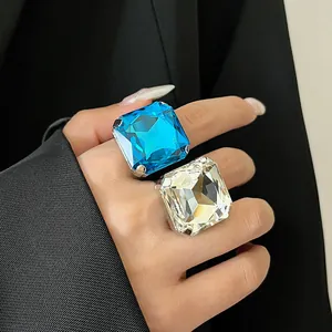 Grandi anelli aperti con cristallo quadrato blu e trasparente per un look audace