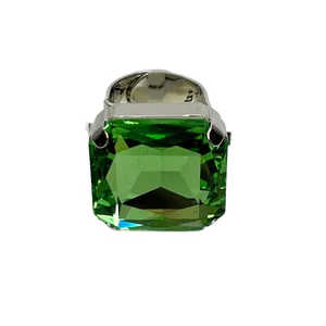Anello regolabile color argento con una grande pietra preziosa quadrata in cristallo verde