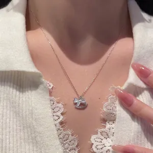 Gros plan d'un élégant collier avec pendentif cheval à bascule et zircone sur le cou
