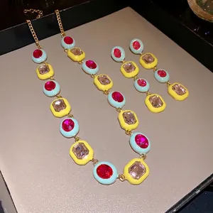 Farbenfrohes geometrisches Halsketten- und Ohrring-Set im Dopamin-Stil mit Emaille