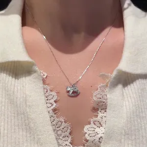 Gros plan d'un collier de cheval à bascule élégant avec zircons sur dentelle blanche