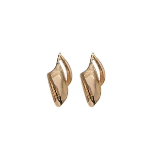 Minimalistische onregelmatige bladvormige metalen oorknopjes in elegante gouden afwerking