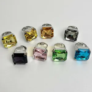 Collezione di anelli regolabili in argento con grandi gemme colorate quadrate e vivaci