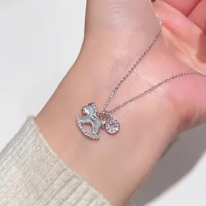 Élégant collier pendentif cheval à bascule argenté avec zircone et breloque pièce