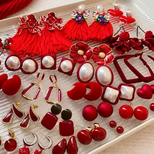 Affichage détaillé d'une collection de boucles d'oreilles rouges avec glands et des perles
