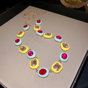 Detailansicht der bunten geometrischen Dopamin-Halskette mit rosa Kristallen und Emaille