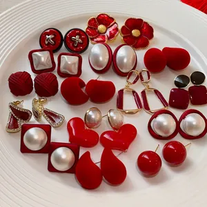 Collection détaillée de boucles d'oreilles vintage rouges en forme de cœur et de fleur