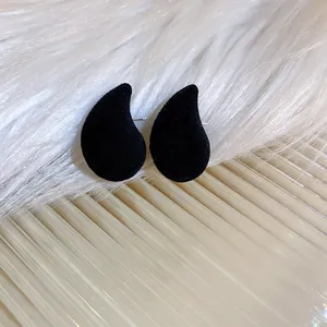 Gros plan de boucles d'oreilles clous en velours noir en forme de goutte