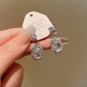 Elegante Tropfenohrringe mit funkelnden Kristallen in einer Vintage-Silberfassung