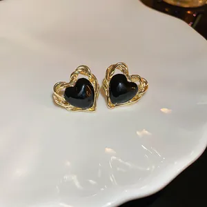 Boucles d'oreilles vintage élégantes en forme de cœur avec bordure dorée et centre émail noir