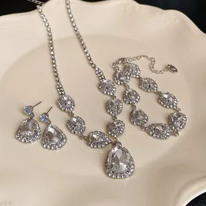 Detailansicht eines Vintage-Schmucksets mit Tropfenkristall, Halskette, Armband