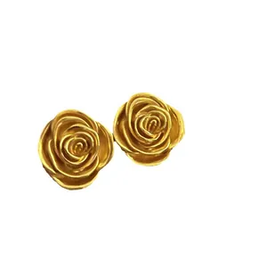 Elegante goldene Rosen-Ohrstecker im Vintage-Stil mit filigranen Blütenblättern