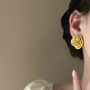 Vintage goldene Rosenohrstecker an Model für einen minimalistischen ästhetischen Look