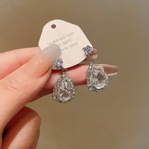 Makroaufnahme von Vintage-Silber-Ohrringen in Wassertropfenform mit Zirkonia-Kristallen
