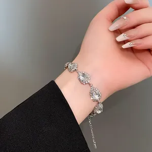 Detailansicht eines eleganten silbernen Kristallarmbands mit Tropfenform am Handgelenk