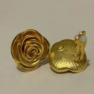 Detailansicht von Vintage-Gold-Rosenohrringen mit Blütenblatt-Textur und Verschluss.