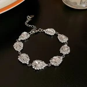Detailansicht der eleganten Halskette mit Kristalltropfen und funkelndem Strass-Halo
