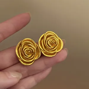 Vintage goldene Rosen-Ohrstecker mit detaillierten Blütenblättern, mattes Finish