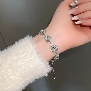 Detailansicht eines silbernen Armbands im Vintage-Stil mit Tropfenkristallen und Halo-Fassung