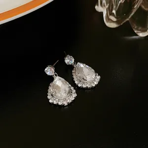 Elegante silberfarbene Tropfenohrringe mit Kristallen im Birnenschliff und Halo