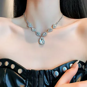 Elegante funkelnde Halskette mit Strass-Wassertropfen-Anhänger im Vintage-Stil für Damen