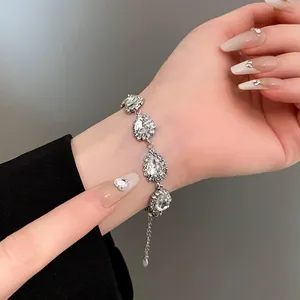 Nahaufnahme eines eleganten Tropfen-Strass-Armbands am Handgelenk für Vintage-Mode-Stil