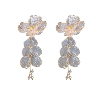 Eleganti orecchini a nappa con fiori in acrilico, centro dorato e petali a cascata