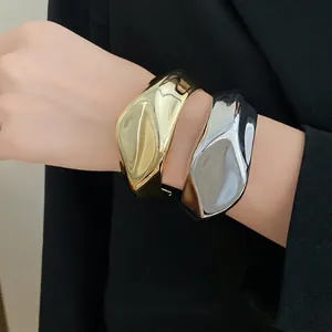 Brazalete Abierto Arrugado Brillante Irregular Europeo Americano Pulsera Plástico Textura Metálica Minimalista Joyería para Mujer