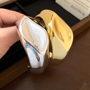 Brazalete abierto plisado brillante irregular con un diseño minimalista de metal líquido