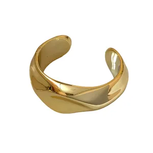 Elegante brazalete abierto dorado irregular con diseño plisado y acabado brillante