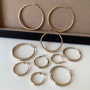 Minimalistische vergoldete runde Creolen in verschiedenen Größen für elegante Alltagsmode.