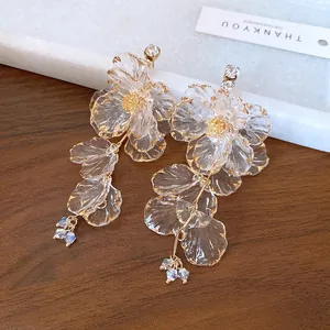 Eleganti orecchini a nappa con fiori in acrilico e dettagli in strass