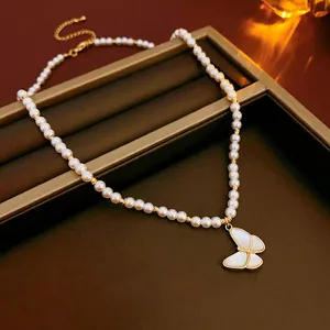 Elegante collar de perlas de estilo francés con colgante de mariposa blanca y oro