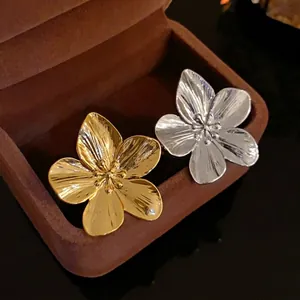 Anillos abiertos de flores chapados en oro y plata en un elegante joyero de terciopelo