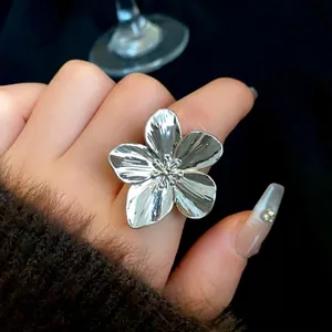 Anillo ajustable de flor plateada grande para el dedo índice