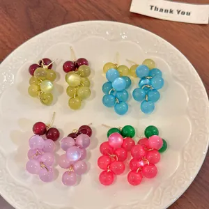 Pendientes colgantes de racimo de uvas de resina de colores para mujer con aguja de plata