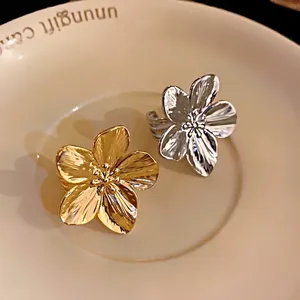 Anillo abierto de flor chapado en oro elegante para mujer con diseño minimalista