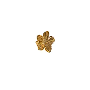 Elegante anillo abierto bañado en oro con un llamativo y realista diseño floral 3D para mujer
