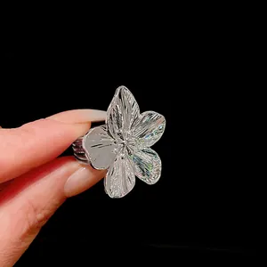 Primer plano detallado que muestra la textura metálica de un anillo de flor extragrande
