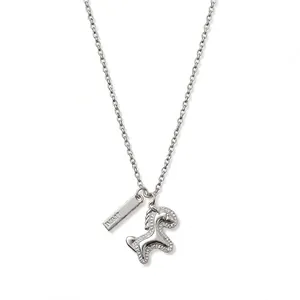 Elegante silberne Pferdehalskette mit schimmernden Zirkonsteinen auf weißem Grund