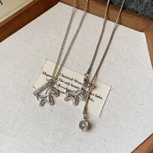 Nahaufnahme einer eleganten silbernen Pferdekette mit funkelnden Zirkonia-Blütenanhängern