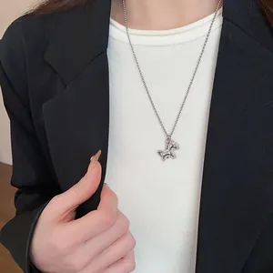 Detailansicht einer silbernen Pferdehalskette mit Pavé-Zirkonia an einem Modell