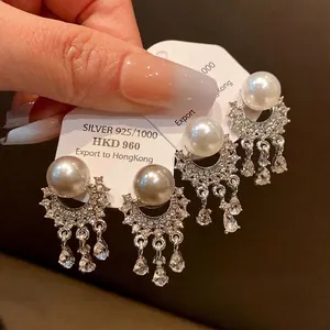 Orecchini stile francese con nappe di perle, accenti di diamante e perni in argento