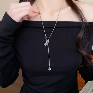 Modell trägt elegante silberne Zirkon Pferd und Blume Anhänger lange Pulloverkette
