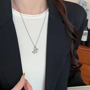 Elegante Silberkette mit Zirkonia-Pferdeanhänger, getragen von einem Model im Blazer.