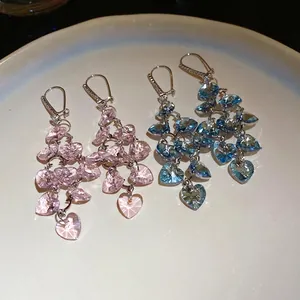 Élégantes boucles d'oreilles pampilles en cristal en forme de cœur rose et bleu pour femmes.