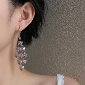 Élégantes boucles d'oreilles pendantes en verre rose en forme de cœur avec zircons