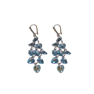 Élégantes boucles d'oreilles pampilles en verre bleu cœur et crochets en zircons