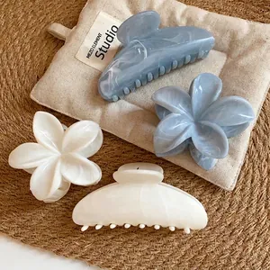 Set di eleganti mollette per capelli in acrilico con motivi a fiori e squali in marmo blu e bianco