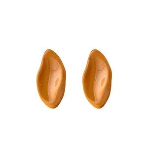 Pendientes de botón minimalistas de esmalte ovalado irregular en acabado naranja cálido